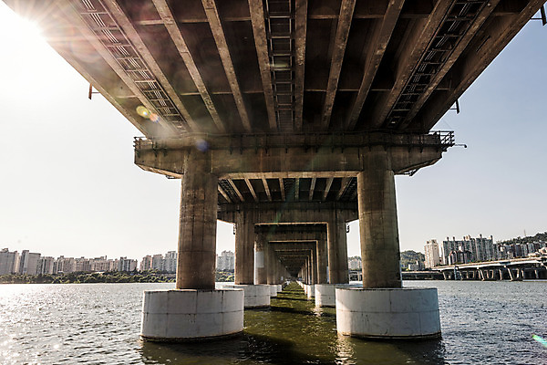 포토 JPG 주간 하늘 서울 풍경 빌딩 사람없음 야외 건물 강 한강 천장 가교 천호대교 국내포토 자연요소 건축물 한국 다리_건축물 랜드마크 파일형식
