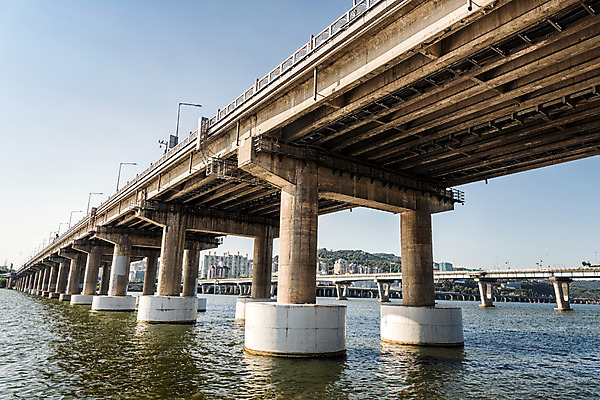 포토 JPG 주간 하늘 서울 풍경 사람없음 야외 건물 강 한강 가교 천호대교 국내포토 자연요소 건축물 한국 다리_건축물 랜드마크 파일형식