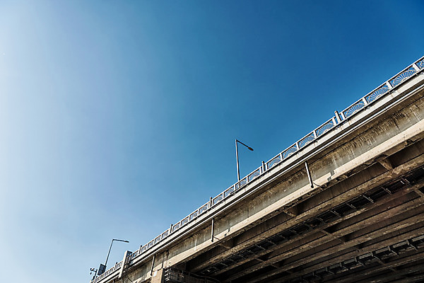 포토 JPG 주간 가로등 하늘 서울 사람없음 야외 한강 가교 천호대교 국내포토 자연요소 건축물 공공시설 한국 다리_건축물 랜드마크 파일형식