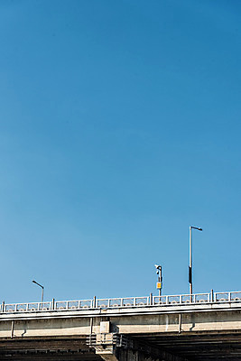 포토 JPG 주간 가로등 하늘 서울 사람없음 야외 다리 한강 가교 천호대교 국내포토 자연요소 건축물 공공시설 한국 랜드마크 파일형식