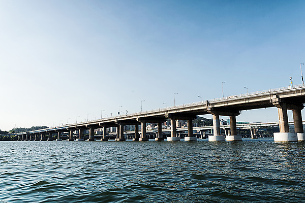 포토 JPG 주간 하늘 서울 풍경 사람없음 야외 강 한강 가교 천호대교 국내포토 자연요소 건축물 한국 다리_건축물 랜드마크 파일형식