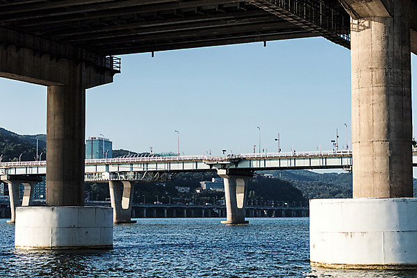 포토 JPG 주간 하늘 산 서울 풍경 사람없음 야외 건물 강 한강 가교 천호대교 광진교 국내포토 자연요소 건축물 한국 다리_건축물 랜드마크 파일형식