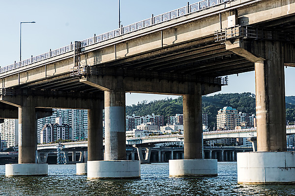 포토 JPG 주간 하늘 산 서울 풍경 사람없음 야외 건물 강 한강 가교 천호대교 광진교 국내포토 자연요소 건축물 한국 다리_건축물 랜드마크 파일형식