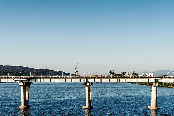 포토 JPG 주간 하늘 산 서울 풍경 사람없음 야외 강 한강 가교 광진교 국내포토 자연요소 건축물 한국 다리_건축물 랜드마크 파일형식
