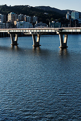포토 JPG 주간 하늘 산 서울 풍경 빌딩 사람없음 야외 건물 강 한강 가교 광진교 국내포토 자연요소 건축물 한국 다리_건축물 랜드마크 파일형식