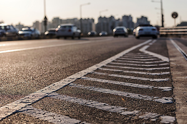 포토 JPG 주간 도로 자동차 하늘 서울 사람없음 야외 건물 아웃포커스 한강 가교 천호대교 국내포토 자연요소 건축물 길 육상교통 교통시설 한국 촬영기법 다리_건축물 랜드마크 파일형식