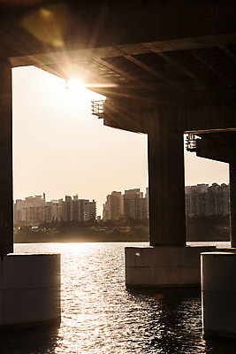 포토 JPG 주간 하늘 아파트 서울 풍경 사람없음 야외 건물 강 노을 한강 가교 천호대교 국내포토 자연요소 건축물 주택 한국 다리_건축물 랜드마크 파일형식