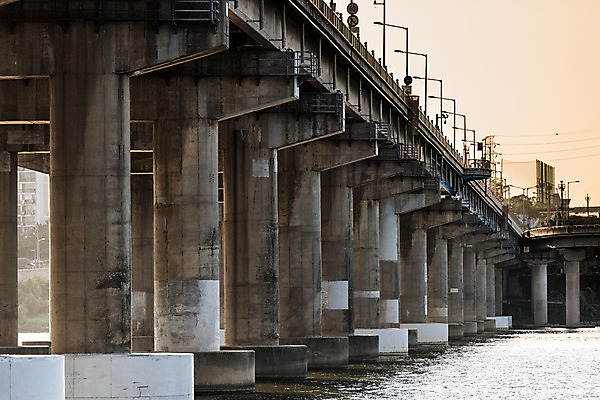 포토 JPG 주간 가로등 하늘 서울 풍경 사람없음 야외 강 노을 한강 가교 천호대교 국내포토 자연요소 건축물 공공시설 한국 다리_건축물 랜드마크 파일형식