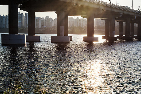 포토 JPG 주간 하늘 아파트 서울 풍경 사람없음 야외 건물 빛 강 노을 한강 가교 천호대교 국내포토 자연요소 건축물 주택 한국 다리_건축물 랜드마크 파일형식