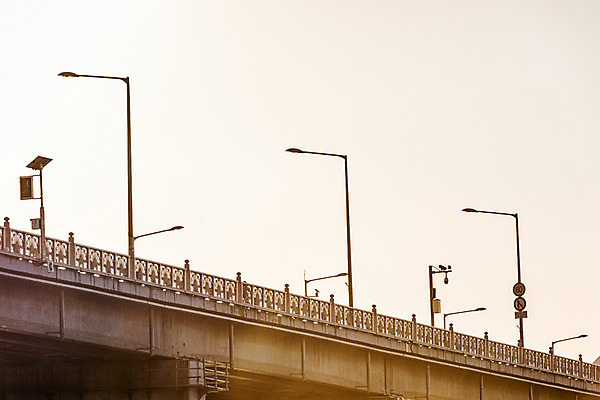 포토 JPG 주간 가로등 하늘 서울 사람없음 야외 한강 가교 천호대교 국내포토 자연요소 건축물 공공시설 한국 다리_건축물 랜드마크 파일형식