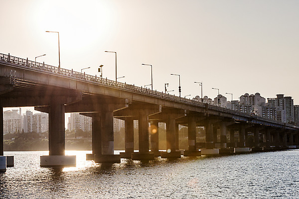 포토 JPG 주간 가로등 하늘 아파트 서울 풍경 사람없음 야외 건물 강 노을 한강 가교 천호대교 국내포토 자연요소 건축물 공공시설 주택 한국 다리_건축물 랜드마크 파일형식