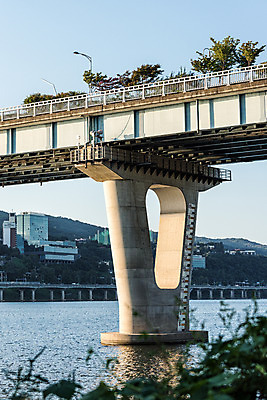 포토 JPG 주간 나무 하늘 산 서울 풍경 사람없음 야외 건물 아웃포커스 강 한강 가교 천호대교 국내포토 자연요소 식물 건축물 한국 촬영기법 다리_건축물 랜드마크 파일형식