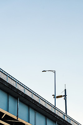 포토 JPG 주간 가로등 하늘 서울 사람없음 야외 한강 가교 천호대교 국내포토 자연요소 건축물 공공시설 한국 다리_건축물 랜드마크 파일형식