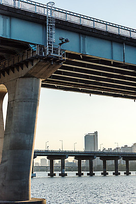 포토 JPG 주간 하늘 서울 풍경 빌딩 사람없음 야외 건물 강 노을 한강 가교 천호대교 광진교 국내포토 자연요소 건축물 한국 다리_건축물 랜드마크 파일형식