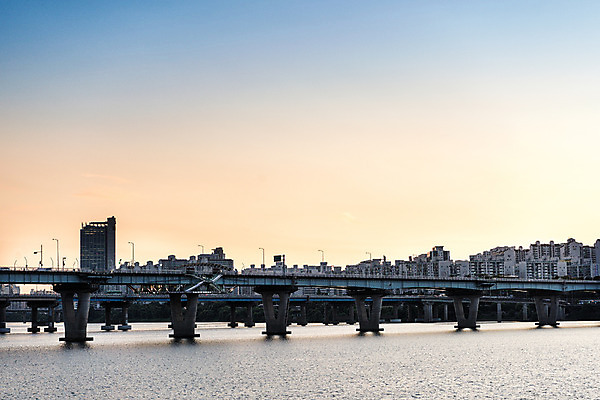 포토 JPG 주간 하늘 아파트 서울 풍경 빌딩 사람없음 야외 건물 강 노을 한강 가교 천호대교 광진교 국내포토 자연요소 건축물 주택 한국 다리_건축물 랜드마크 파일형식