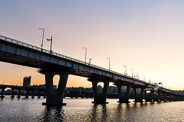 포토 JPG 주간 하늘 서울 풍경 빌딩 사람없음 야외 건물 강 노을 한강 가교 천호대교 광진교 국내포토 자연요소 건축물 한국 다리_건축물 랜드마크 파일형식