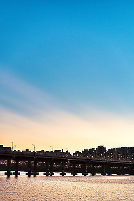 포토 JPG 주간 하늘 서울 풍경 빌딩 사람없음 야외 건물 강 노을 한강 가교 천호대교 국내포토 자연요소 건축물 한국 다리_건축물 랜드마크 파일형식