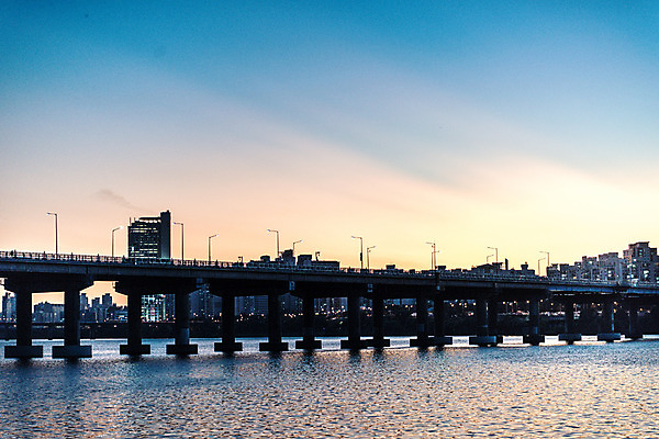 포토 JPG 주간 하늘 서울 풍경 빌딩 사람없음 야외 건물 강 노을 한강 가교 천호대교 국내포토 자연요소 건축물 한국 다리_건축물 랜드마크 파일형식