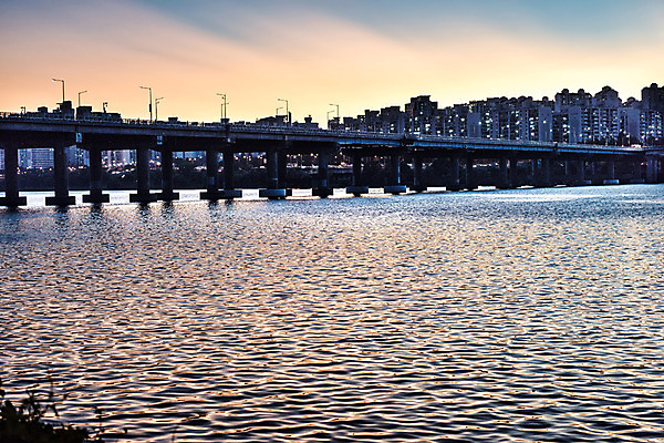 포토 JPG 주간 하늘 서울 풍경 빌딩 사람없음 야외 건물 강 노을 한강 가교 천호대교 국내포토 자연요소 건축물 한국 다리_건축물 랜드마크 파일형식