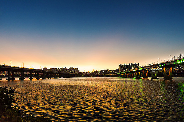 포토 JPG 주간 야경 하늘 서울 사람없음 야외 건물 강 노을 한강 가교 천호대교 국내포토 자연요소 건축물 한국 다리_건축물 야간 랜드마크 파일형식 풍경_경치