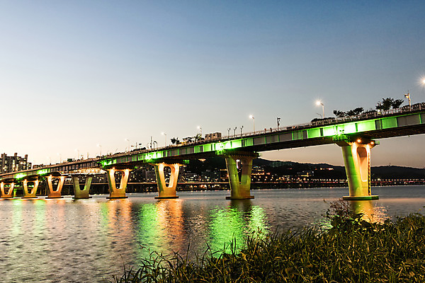 포토 JPG 주간 야경 하늘 서울 잔디 사람없음 야외 건물 빛 강 노을 한강 가교 광진교 국내포토 자연요소 식물 건축물 한국 다리_건축물 야간 랜드마크 파일형식 풍경_경치