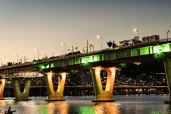 포토 JPG 주간 야경 가로등 하늘 서울 사람없음 야외 건물 강 한강 가교 광진교 국내포토 자연요소 건축물 공공시설 한국 다리_건축물 야간 랜드마크 파일형식 풍경_경치
