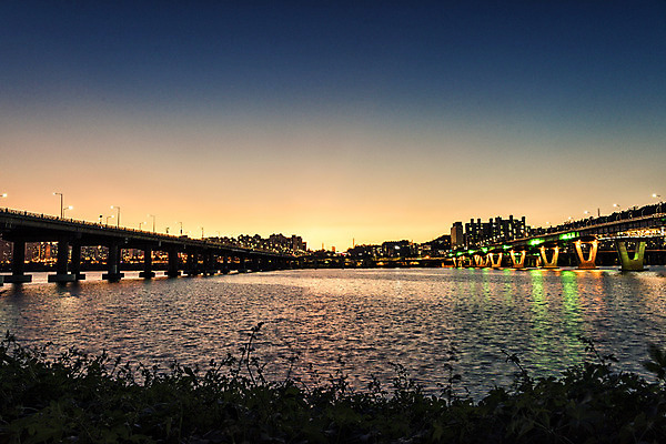 포토 JPG 주간 야경 하늘 서울 사람없음 야외 건물 강 노을 한강 가교 천호대교 국내포토 자연요소 건축물 한국 다리_건축물 야간 랜드마크 파일형식 풍경_경치