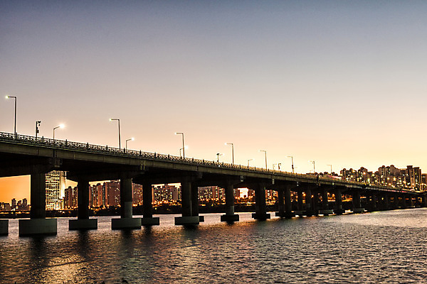 포토 JPG 주간 야경 가로등 하늘 서울 사람없음 야외 건물 강 노을 한강 가교 천호대교 국내포토 자연요소 건축물 공공시설 한국 다리_건축물 야간 랜드마크 파일형식 풍경_경치