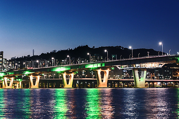 포토 JPG 야경 가로등 하늘 산 서울 사람없음 야외 건물 빛 강 한강 가교 광진교 국내포토 건축물 공공시설 한국 다리_건축물 야간 랜드마크 파일형식 풍경_경치