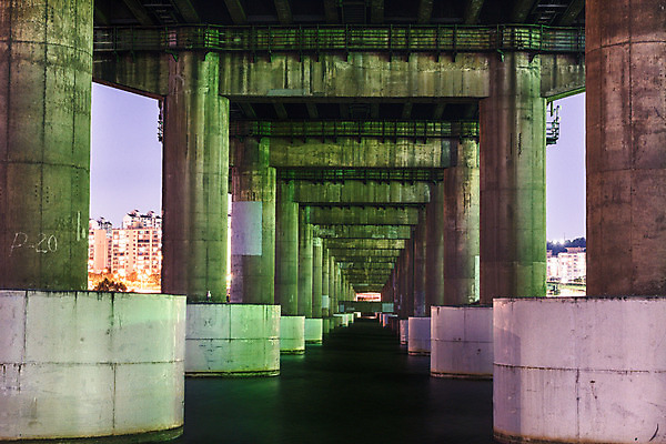 포토 JPG 야경 하늘 서울 사람없음 야외 건물 강 다리 한강 가교 천호대교 국내포토 건축물 한국 신체부위 다리_건축물 야간 랜드마크 파일형식 풍경_경치
