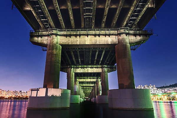 포토 JPG 야경 하늘 서울 사람없음 야외 건물 빛 강 한강 가교 천호대교 국내포토 건축물 한국 다리_건축물 야간 랜드마크 파일형식 풍경_경치