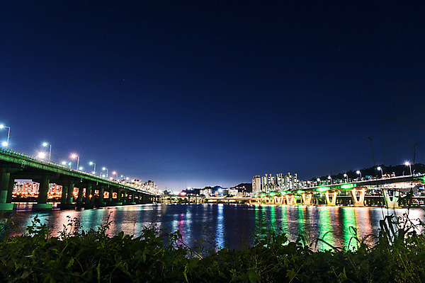포토 JPG 야경 하늘 서울 잔디 사람없음 야외 건물 빛 강 한강 가교 광진교 국내포토 식물 건축물 한국 다리_건축물 야간 랜드마크 파일형식 풍경_경치