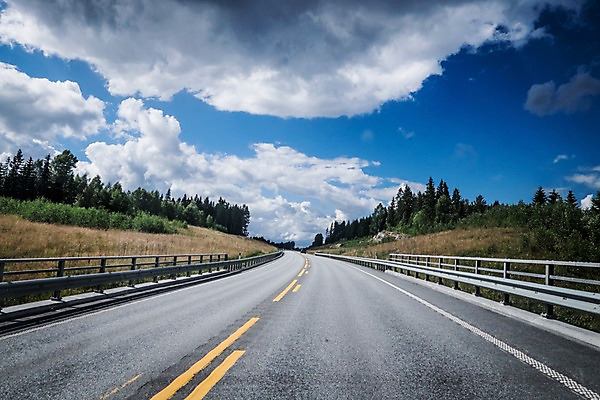 포토 자연요소 식물 해외 유럽 나라 길 뷰포인트 교통시설 풍경 생태계 파일형식 나무 구름 하늘 산 도로 유럽풍경 노르웨이 사람없음 JPG 주간 야외 자연 해외풍경 원근감 국내포토