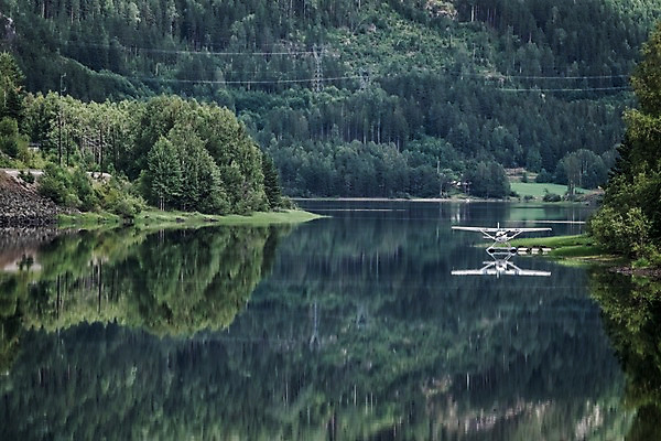 포토 자연요소 식물 해외 유럽 나라 비행기 풍경 생태계 파일형식 강 경비행기 반사 숲 나무 호수 유럽풍경 노르웨이 사람없음 JPG 주간 야외 자연 해외풍경 국내포토