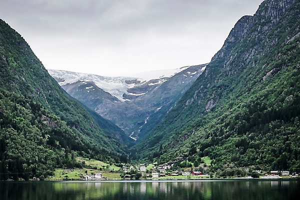 포토 JPG 주간 나무 해외풍경 유럽 유럽풍경 자연 하늘 산 주택 노르웨이 풍경 사람없음 야외 강 반사 국내포토 자연요소 식물 해외 나라 건물 생태계 파일형식