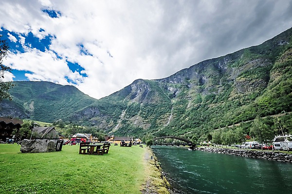 포토 JPG 주간 나무 해외풍경 유럽 벤치 유럽풍경 자연 산 주택 노르웨이 사람 풍경 여러명 성인 야외 강 강가 가교 국내포토 자연요소 식물 해외 건축물 나라 다수 의자 건물 생태계 파일형식