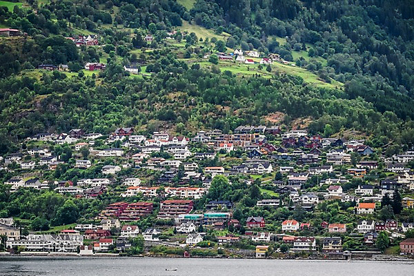 포토 JPG 주간 나무 해외풍경 유럽 유럽풍경 자연 주택 노르웨이 풍경 사람없음 야외 강 마을 언덕 국내포토 자연요소 식물 해외 나라 건물 생태계 파일형식