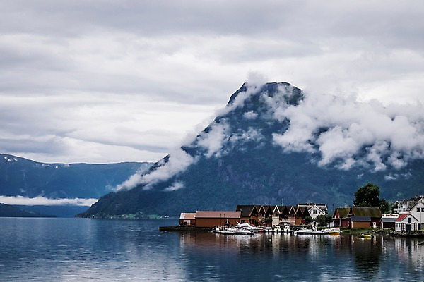 포토 JPG 주간 구름 해외풍경 유럽 유럽풍경 자연 하늘 산 주택 노르웨이 풍경 사람없음 야외 강 마을 국내포토 자연요소 해외 나라 건물 생태계 파일형식