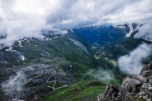 포토 JPG 주간 구름 해외풍경 유럽 도로 유럽풍경 자연 하늘 산 노르웨이 풍경 사람없음 야외 절벽 국내포토 자연요소 해외 나라 길 교통시설 생태계 파일형식