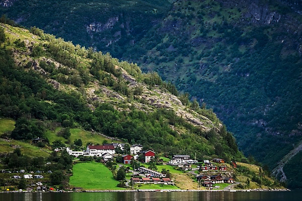 포토 JPG 주간 나무 해외풍경 유럽 유럽풍경 자연 산 주택 노르웨이 풍경 사람없음 야외 강 마을 언덕 국내포토 자연요소 식물 해외 나라 건물 생태계 파일형식