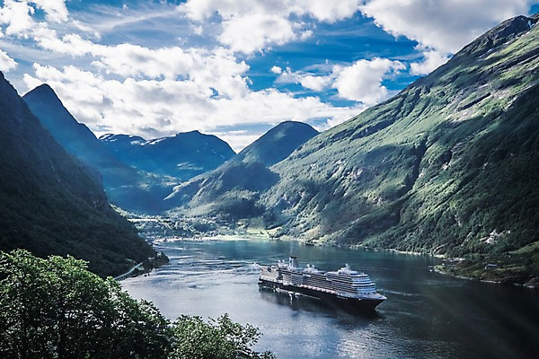 포토 JPG 주간 나무 구름 해외풍경 유럽 유럽풍경 자연 하늘 산 노르웨이 풍경 사람없음 야외 강 맑음 유람선 국내포토 자연요소 식물 해외 나라 배_교통 날씨 생태계 파일형식