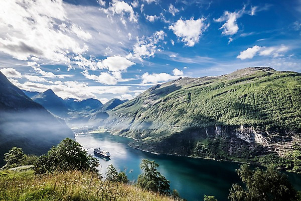포토 JPG 주간 나무 구름 해외풍경 유럽 유럽풍경 자연 하늘 산 노르웨이 풍경 사람없음 야외 강 맑음 절벽 유람선 국내포토 자연요소 식물 해외 나라 배_교통 날씨 생태계 파일형식