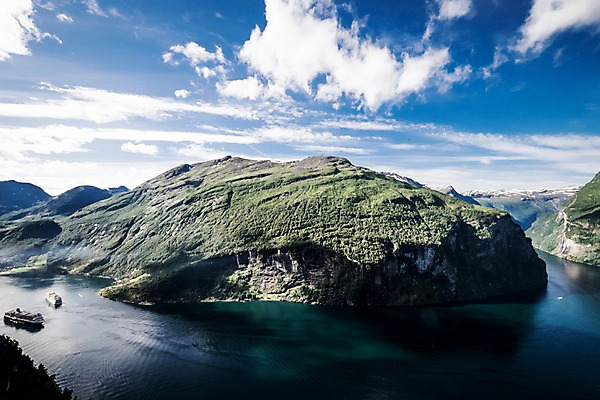 포토 JPG 주간 구름 해외풍경 유럽 유럽풍경 자연 하늘 산 노르웨이 풍경 사람없음 야외 강 맑음 절벽 유람선 국내포토 자연요소 해외 나라 배_교통 날씨 생태계 파일형식