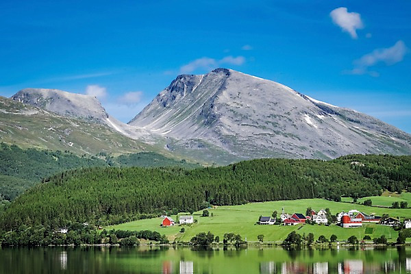 포토 JPG 주간 나무 해외풍경 유럽 유럽풍경 자연 산 주택 노르웨이 풍경 초원 사람없음 야외 강 반사 마을 맑음 국내포토 자연요소 식물 해외 나라 날씨 건물 생태계 파일형식
