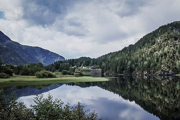 포토 JPG 주간 나무 해외풍경 유럽 유럽풍경 자연 노르웨이 풍경 사람없음 야외 강 반사 숲 흐림 국내포토 자연요소 식물 해외 나라 날씨 생태계 파일형식