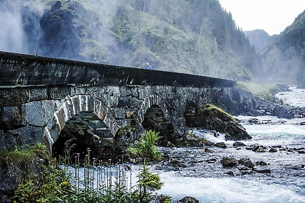 포토 JPG 주간 나무 해외풍경 노년 남자 유럽 유럽풍경 자연 산 노르웨이 한명 풍경 야외 조깅 계곡 안개 연못 가교 국내포토 자연요소 식물 1 해외 건축물 나라 날씨 사람 성인 운동 생태계 파일형식