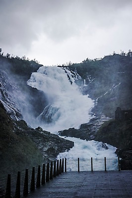 포토 JPG 주간 해외풍경 유럽 유럽풍경 자연 산 노르웨이 풍경 사람없음 야외 폭포 흐림 안전펜스 국내포토 자연요소 해외 나라 날씨 울타리 생태계 파일형식