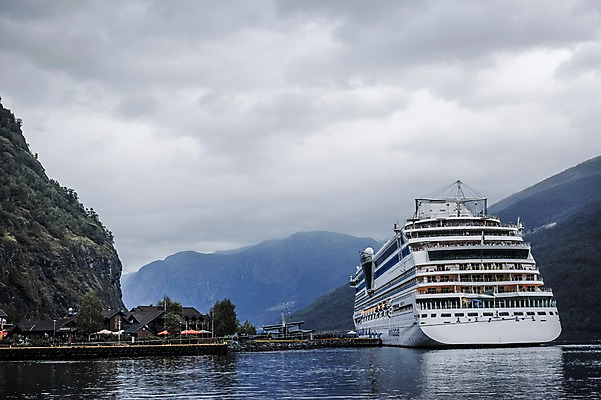 포토 JPG 주간 해외풍경 유럽 유럽풍경 자연 산 주택 노르웨이 풍경 사람없음 야외 유람선 크루즈 선박 국내포토 자연요소 해외 나라 수상교통 배_교통 건물 생태계 파일형식