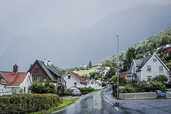 포토 JPG 주간 나무 해외풍경 유럽 도로 길 유럽풍경 자연 산 주택 노르웨이 풍경 사람없음 야외 마을 흐림 국내포토 자연요소 식물 해외 나라 교통시설 날씨 건물 생태계 파일형식