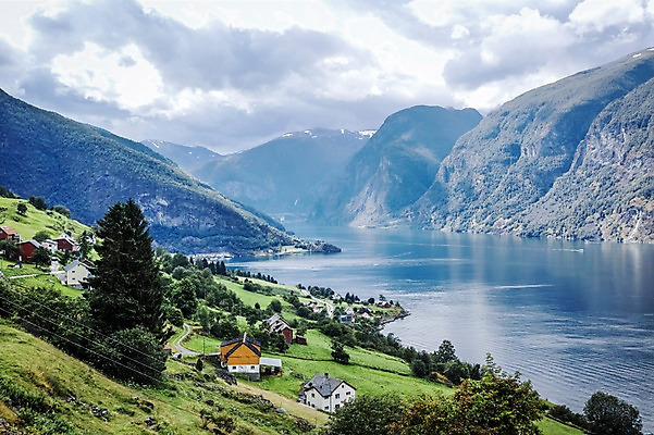 포토 JPG 주간 나무 구름 해외풍경 유럽 유럽풍경 자연 하늘 주택 노르웨이 풍경 사람없음 야외 강 마을 국내포토 자연요소 식물 해외 나라 건물 생태계 파일형식